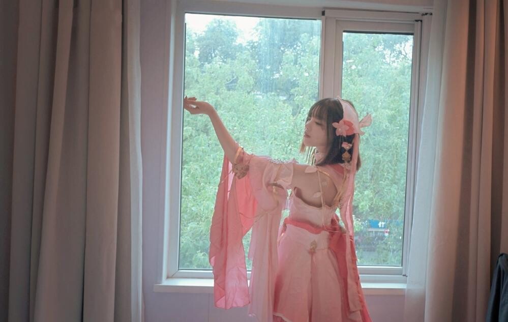 宅男女神 嫩妹反差婊 COS甄姬-游园惊梦，多节大头水晶棒紫薇惨叫