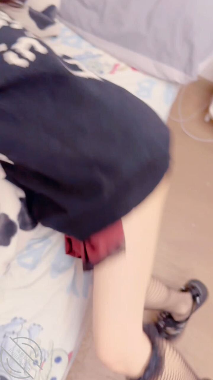 趁妹妹在厨房和我爸打电话扯掉内裤按餐桌上狂操不敢出声挂掉电话疯狂输出