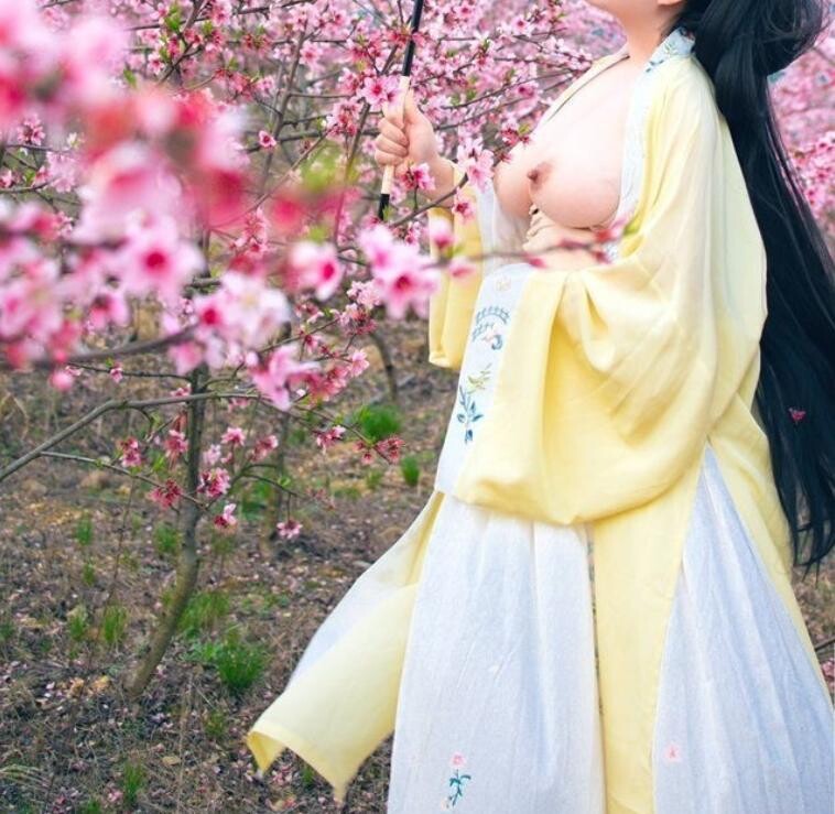 古装巨乳模特 景区露出，奶头挂铃铛