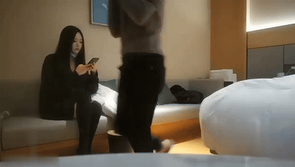 黑衣妹子激情啪啪翘起屁股口交后