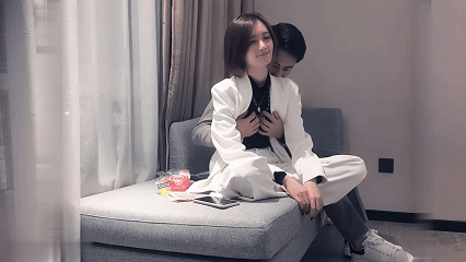 白色外套短发妹子啪啪口交上位骑