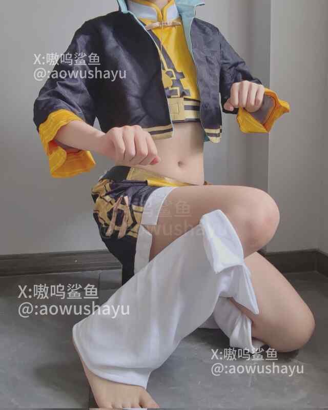 [三次元/萝莉/露出/cos]喜欢随地大小便的bt小母狗『嗷呜鲨鱼』可爱的双马尾小萝莉，反差感拉满[度盘]