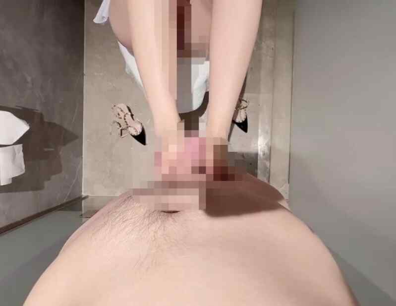 公共卫生间暴操高跟白虎女隔壁厕所还有人! 1v148m