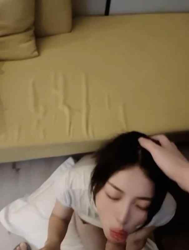 西安大学女友，这清纯的反面就是骚得彻底，太美了这个，令人垂涎的颜值！还是细枝硕果1V300m